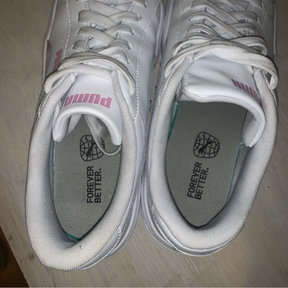 WHITE PUMAS W PINK ACCENT - Picture 3 of 5